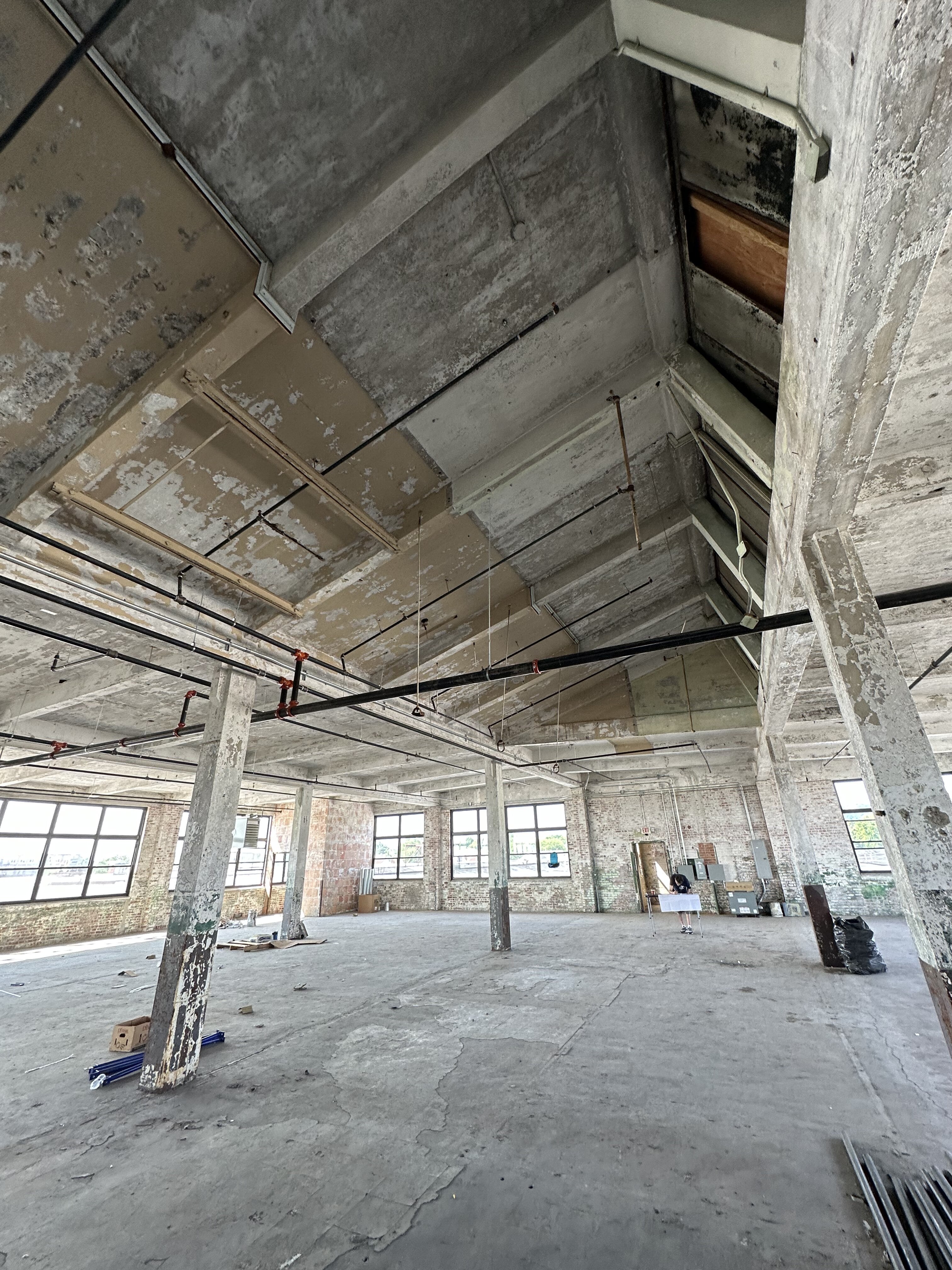 Spacious room with pipes and windows